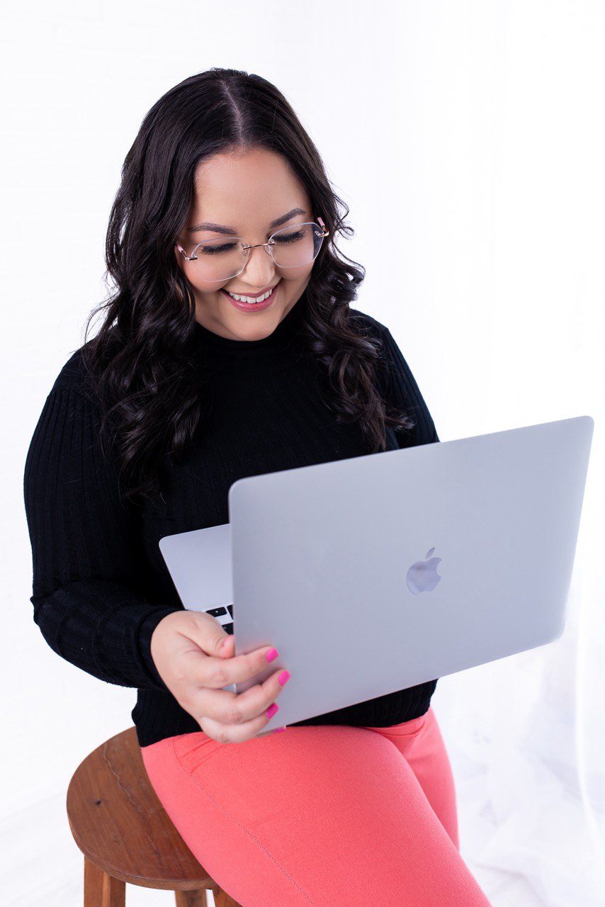 Ana trabalhando no computador